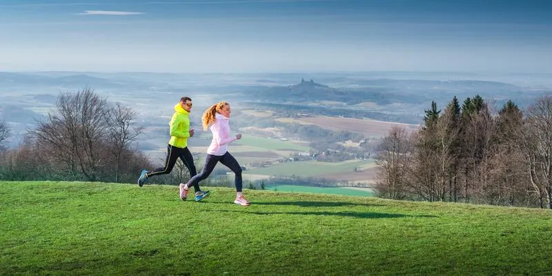 Jak wybrać idealną odzież do biegania? Porady dla biegaczy