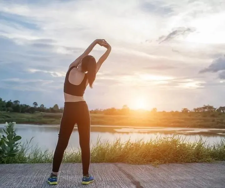 Poranne bieganie: Wybór między bieganiem przed a po śniadaniu