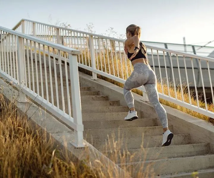 Korzyści zdrowotne biegania po schodach